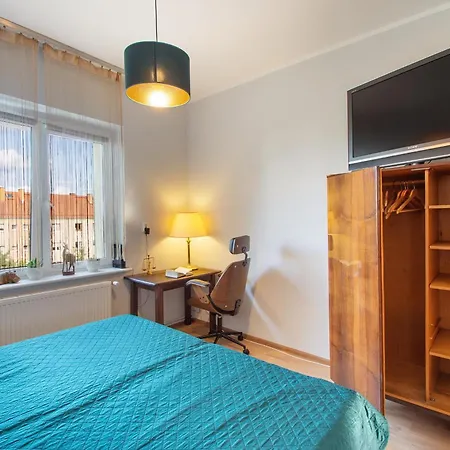 2 Bed Flat - Sleeps 8 - Parking - Wifi Apartment *